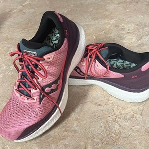Saucony Triumph 18 PWR RUN + Pink/purple 9.5M